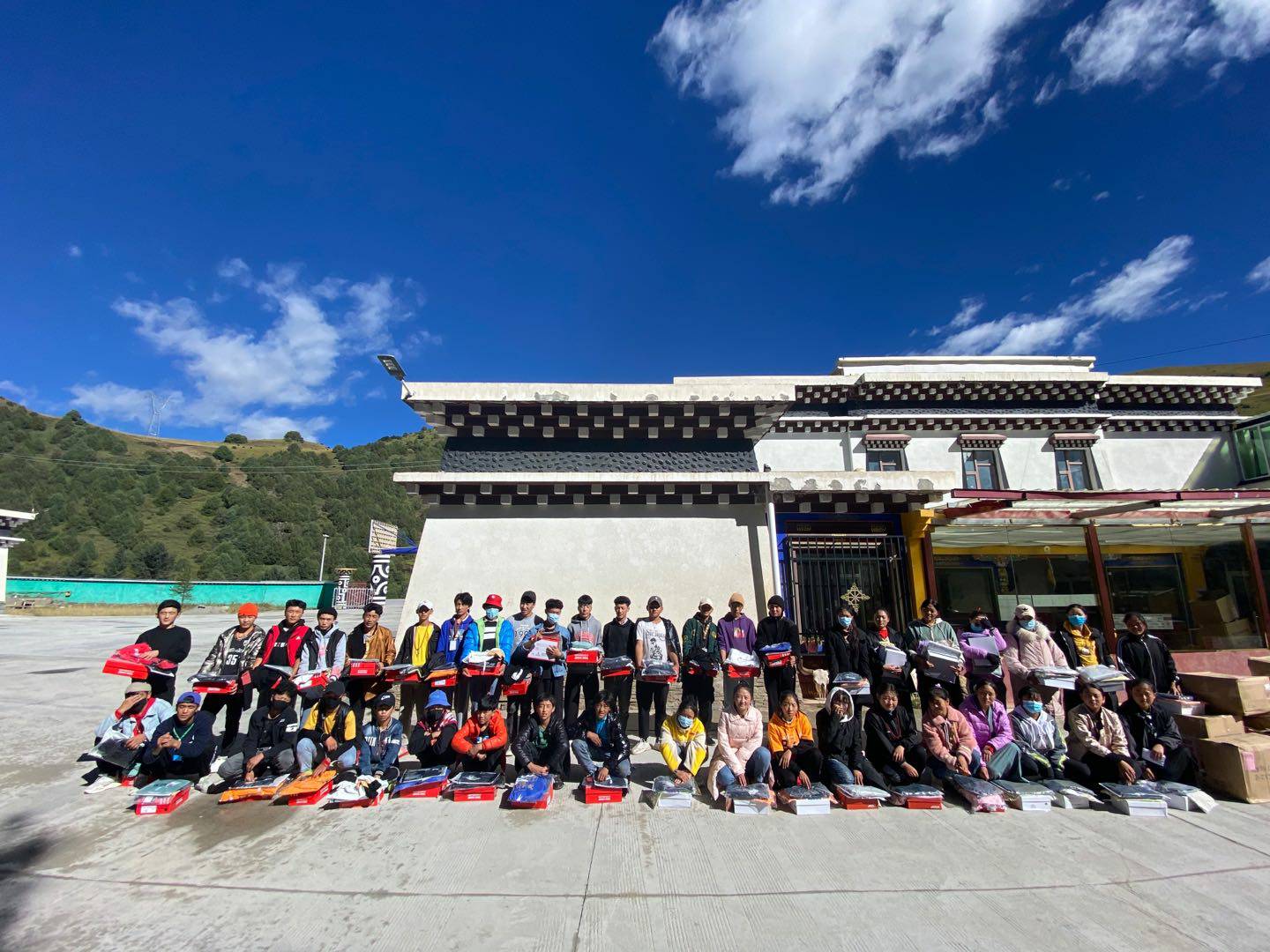哈尔滨冯岩糕点烘焙培训有限公司公益回顾丨家国同欢月同圆 温暖满载甘孜州(图8)